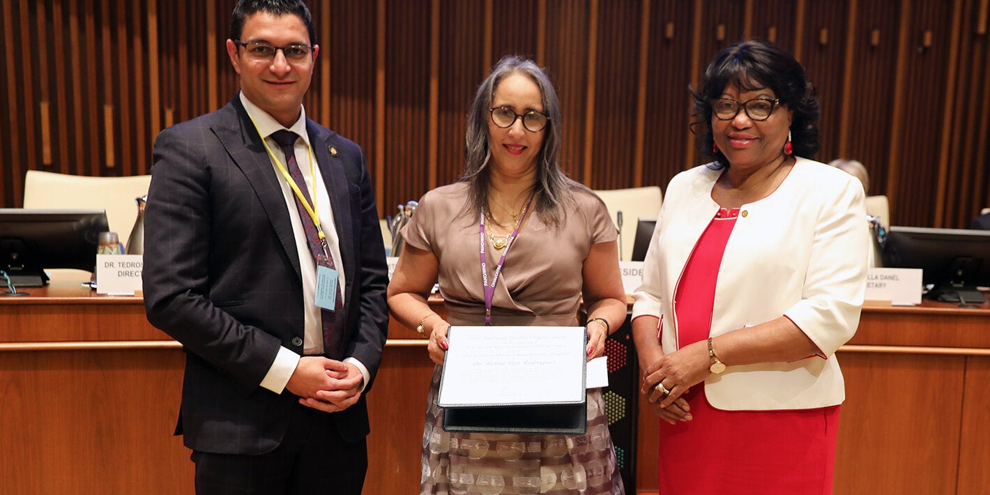  Dr. Reina Roa Rodriguez of Panama accepts her award