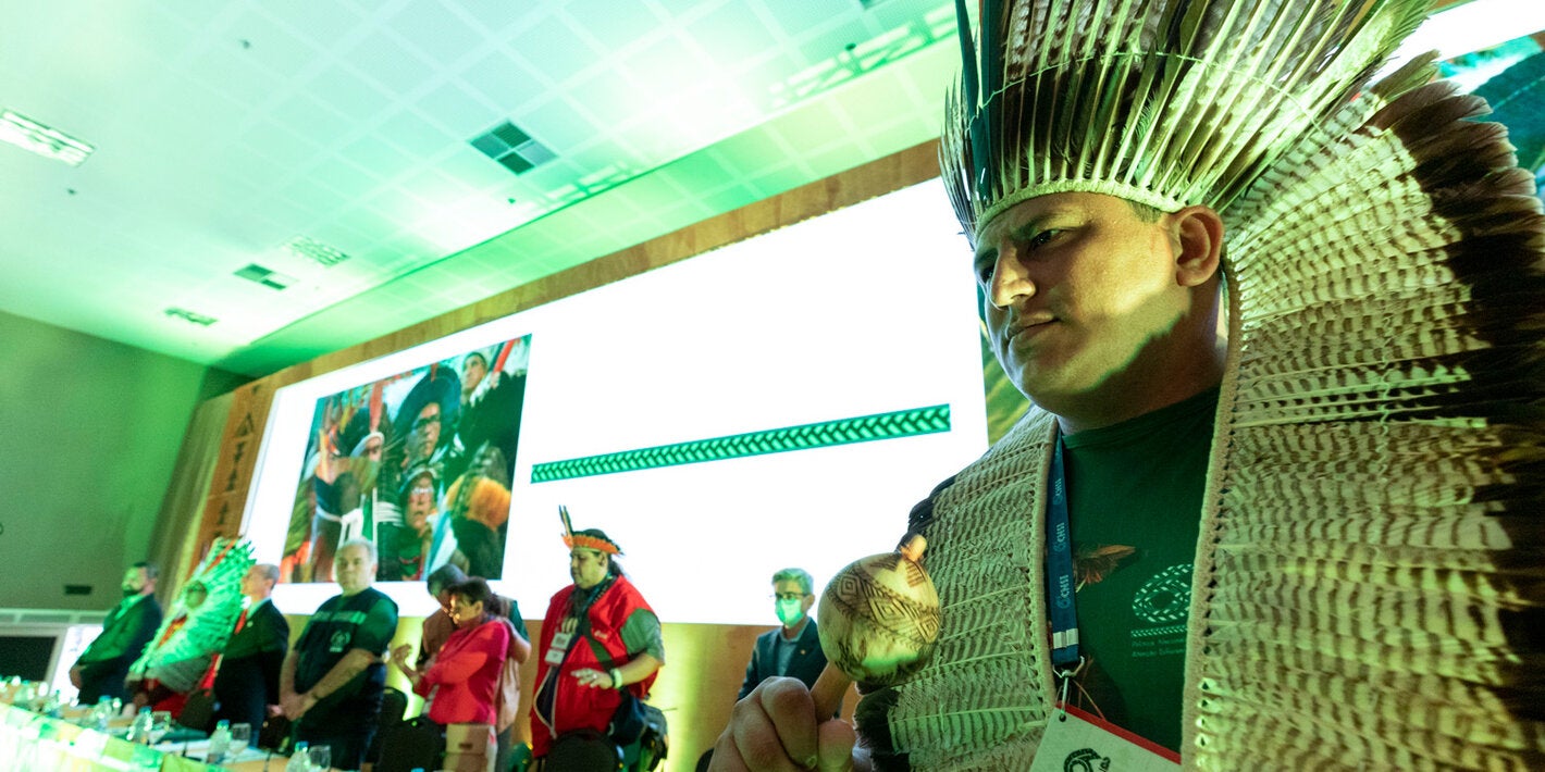 Indigena durante a abertura da conferência