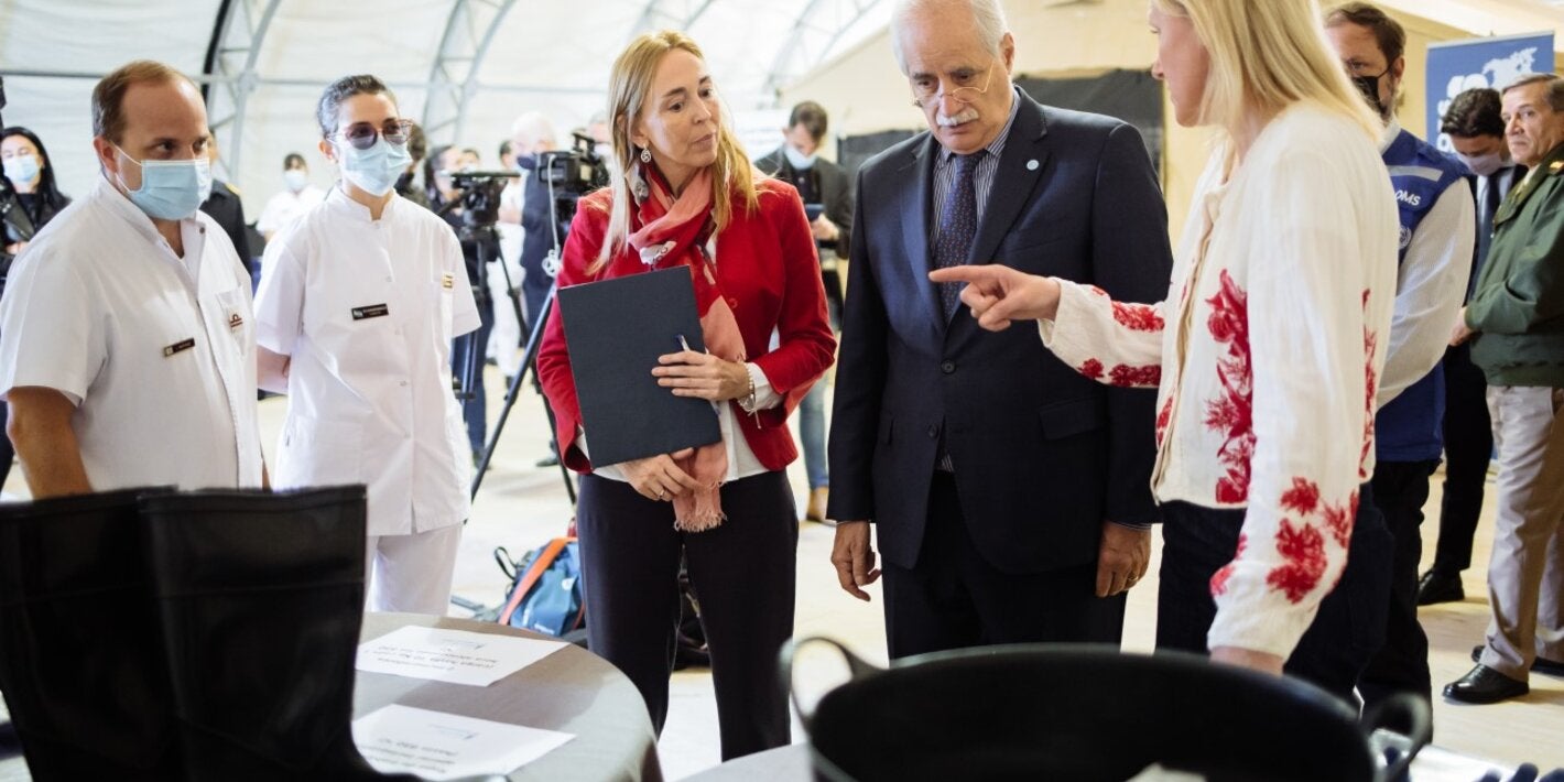 During the delivery ceremony, from left to right: Eva Jané Llopis, PAHO/WHO representative in Argentina; Jorge Taiana, Minister of Defense; Marcela Ovejero, Armed Forces Wellbeing Coordinator.