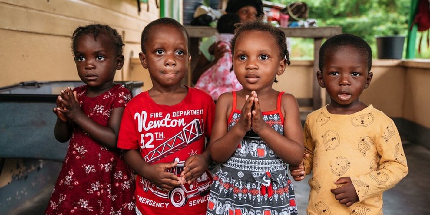 Niños población de suriname