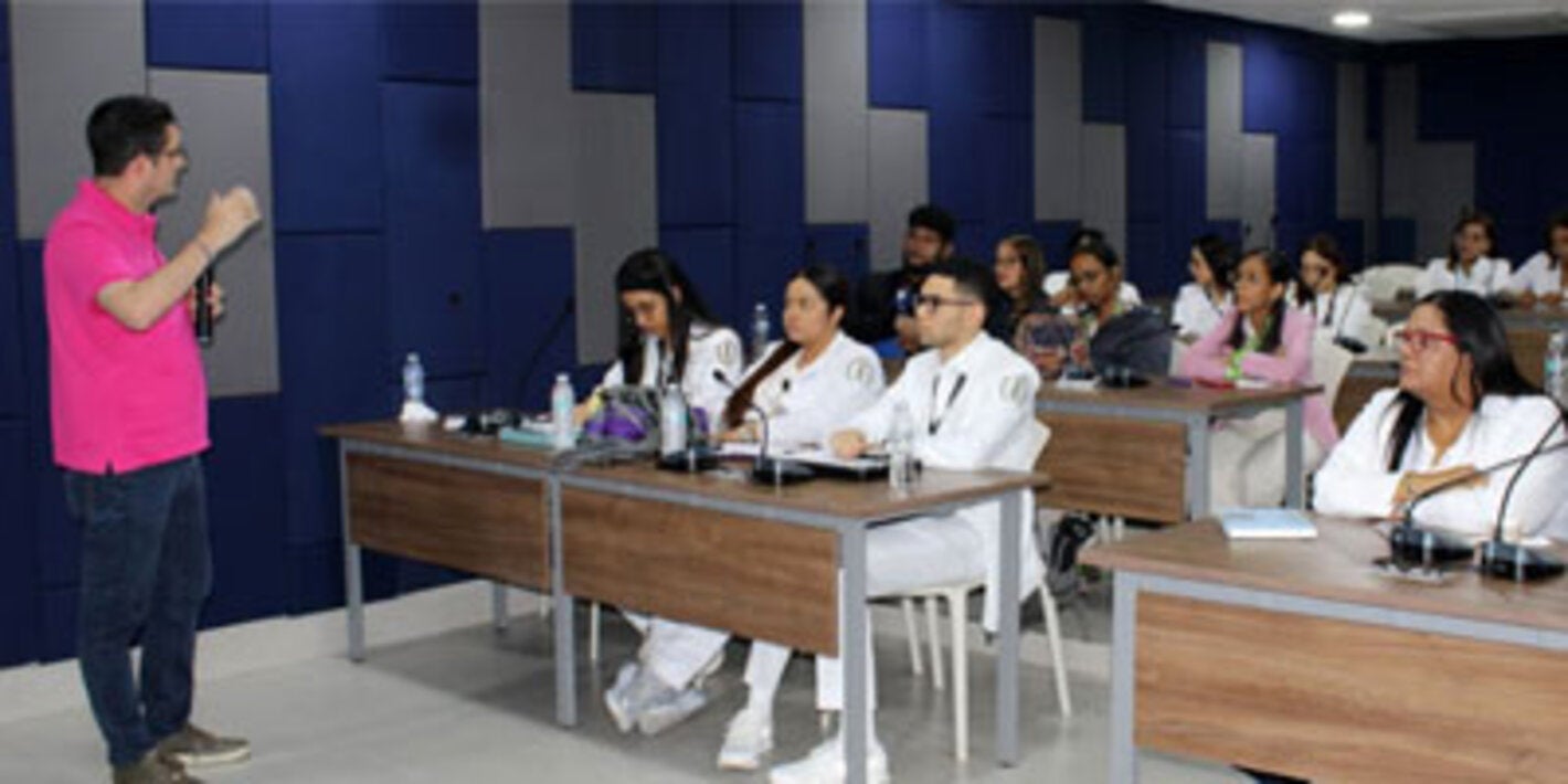 OPS y Ministerio de Salud Pública capacitan a 214 profesionales en las directrices para el manejo del dengue grave en las unidades de cuidados intensivos