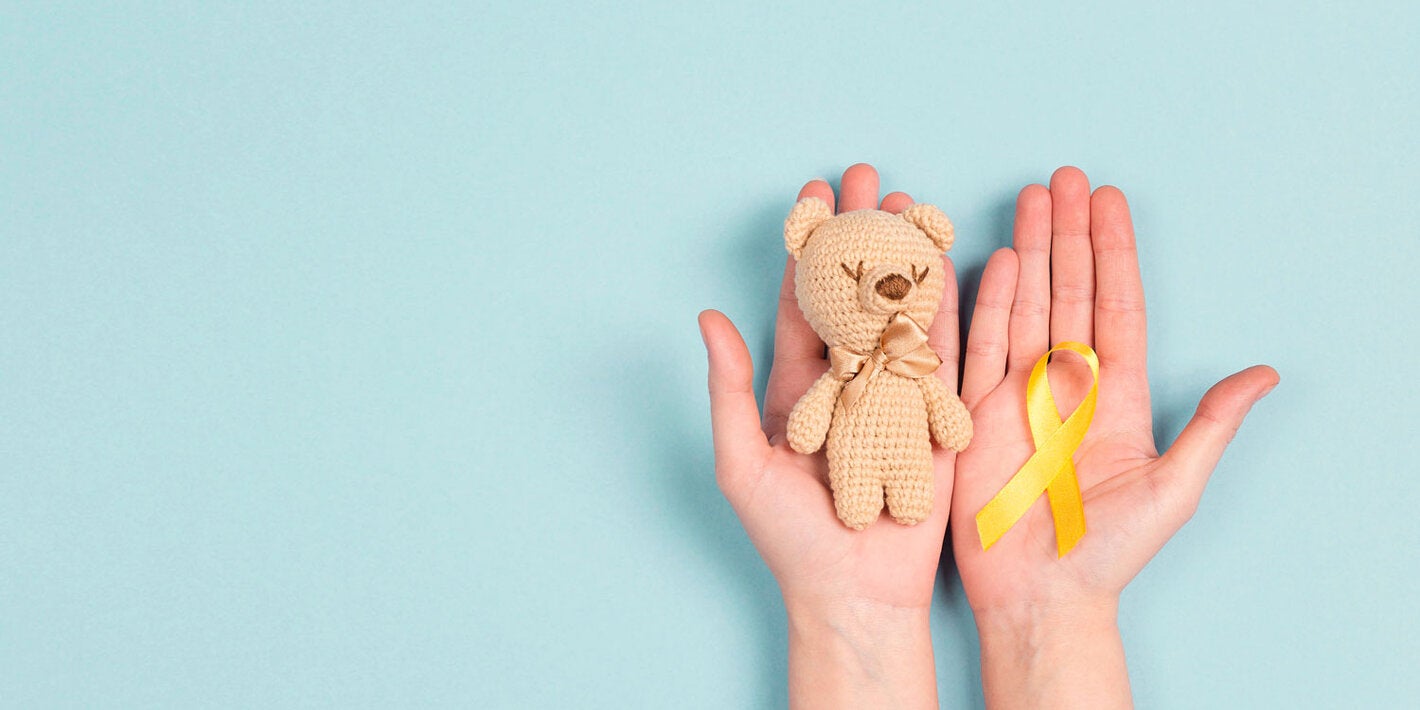 Manos con cinta cáncer infantil 