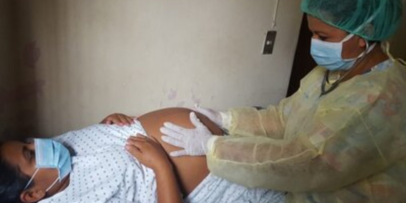 Partera atiene a mujer embarazada