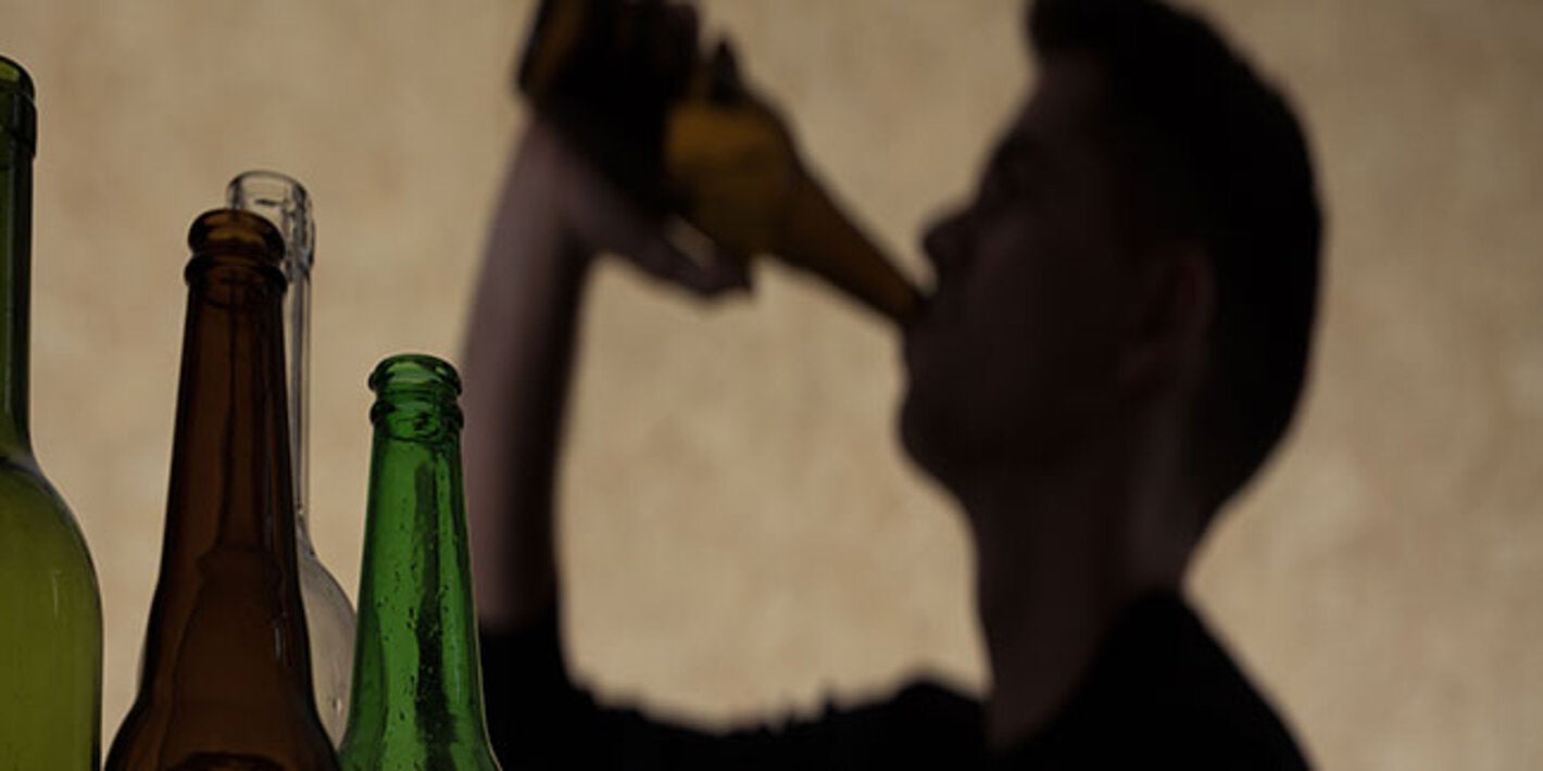 Persona tomando alcohol