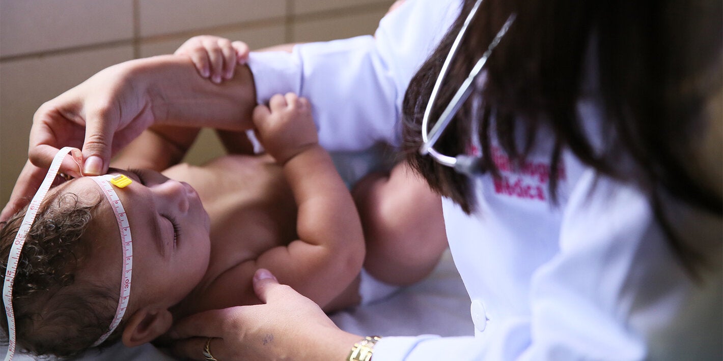 Medico atendiendo a bebe