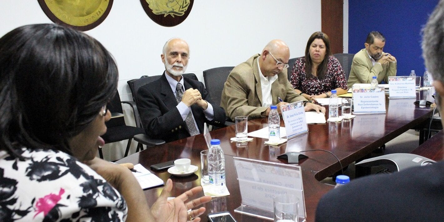 Directora con un grupo de representantes de la sociedad civil de Venezuela