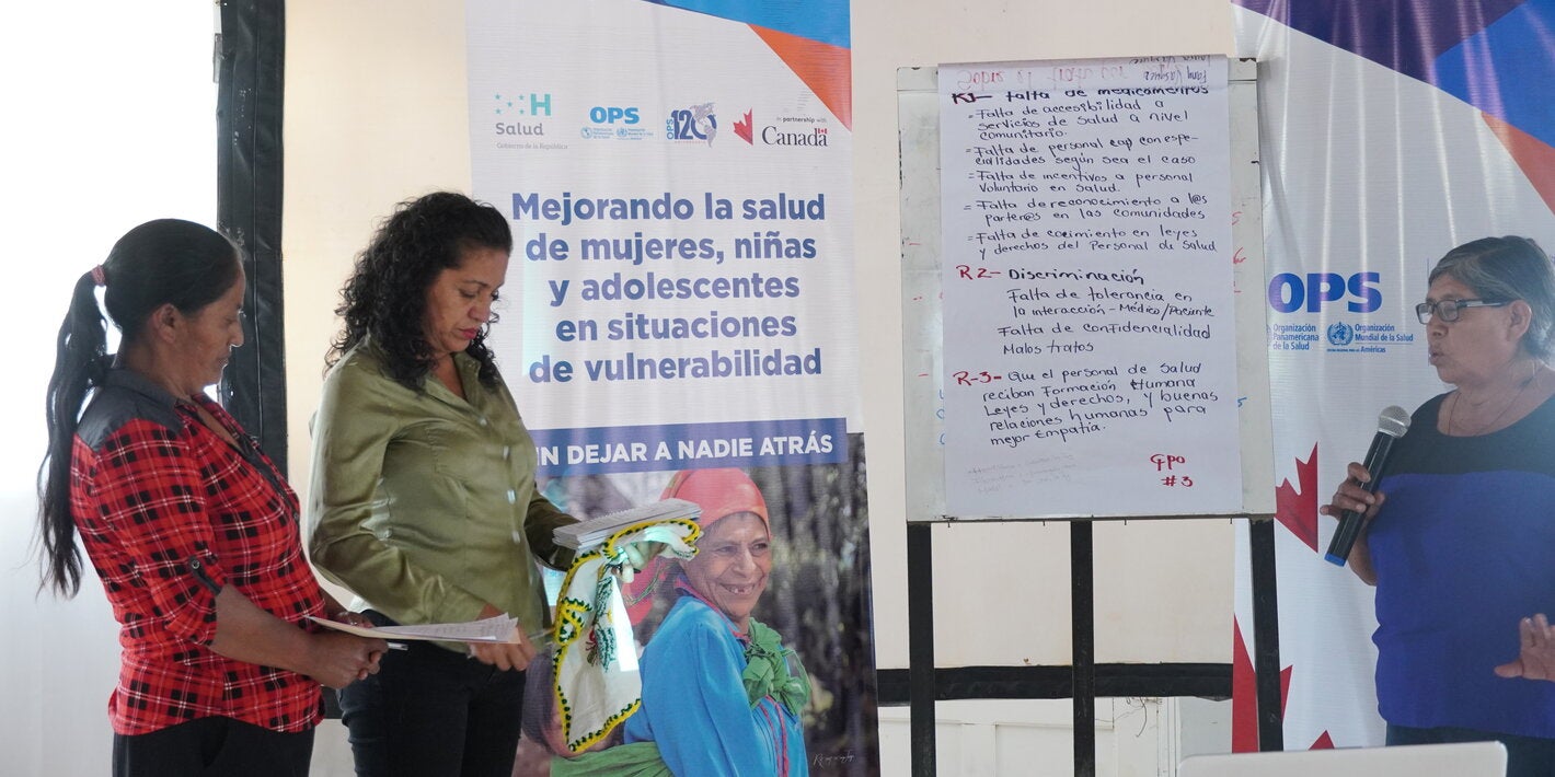 Hermelinda compartiendo su historia