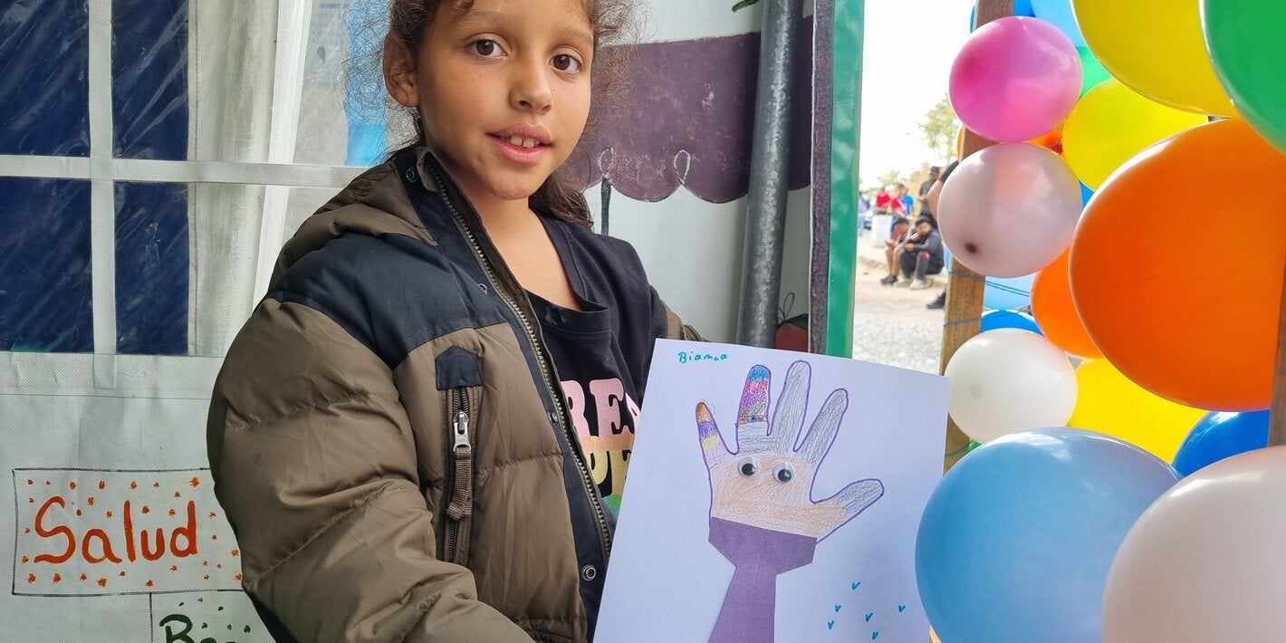 Niña en movilidad humana haciendo ludoterapia hnd