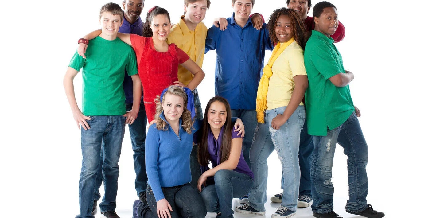 Grupo de adolescentes de várias etnias