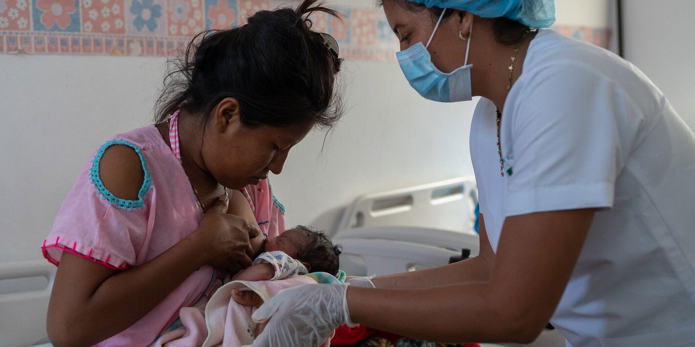 Madre-indígena-y-su-bebe