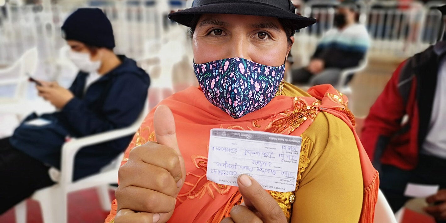 Mujer del pueblo Kayambi, artesana de la Comunidad San Agustín de Cajas, es parte de la parroquia González Suárez, del Cantón Otavalo, provincia de Imbabura