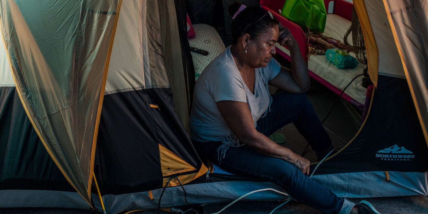Mujer en tienda de refugio de emergencia