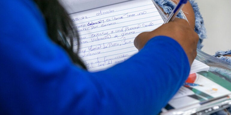 Participante fazendo anotações durante a oficina | Foto: Karina Zambrana/OPAS/OMS