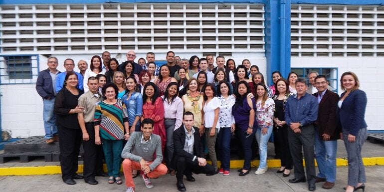 "Autoridades del MPPS, asesores de la OPS/OMS, trabajadores del almacén nacional de epidemiología, coordinadores y responsables de cadena de frío regionales, profesionales del nivel central del PAI Venezuela e invitados internacionales del Departamento de Salud Pública de Aruba en el “Taller sobre las Operaciones de la Cadena de Frío, Suministro y Gestión de Vacunas""