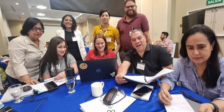 Trabajo en equipo de los representantes de los laboratorios de la SESAL  a nivel regional y local