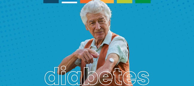 Hombre con dispositivo de diabetes