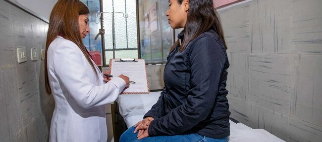 Recreación de atención a paciente en consultorio de código violeta