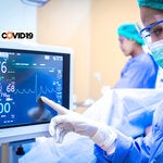 Personal de salud leyendo un monitor 