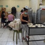mujeres cocinando en albergue
