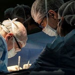 Equipo de salud en un quirófano