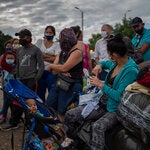Migrantes. Destaca mujer con coche y bebé.