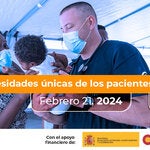 Una madre y un personal de primera línea de respuesta, sosteniendo a un bebé dentro de un hospital móvil