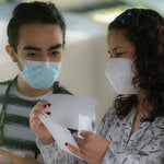 Paciente revisando prescripcion