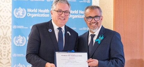 Brasil fue reconocido por sus regulaciones pioneras para el control del tabaco y su firme resistencia a la interferencia de la industria. El Dr. Tedros posa para una foto con el ministro de salud, Alexandre Padilha