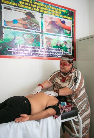 El hospital de Atalaya, en la región amazónica de Ucayali, en Perú, es el único hospital intercultural del país. Fue inaugurado en junio de 2023 y atiende a una población de 60.000 personas de cinco etnias originarias.