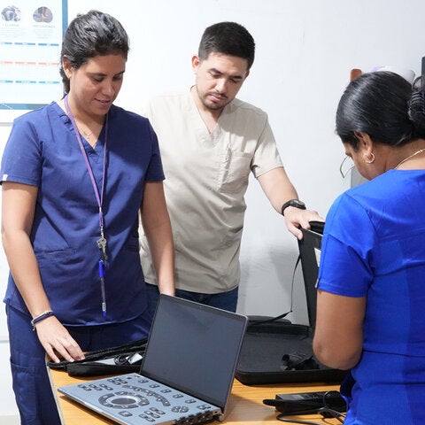 Personal de salud recibiendo equipos médicos
