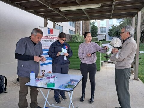 ""agentes del seremi en campaña de vacunación de mascostas contra la rabia