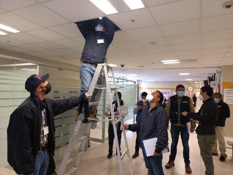 Participantes del Evaluación de establecimientos de salud a través de las herramientas Evaluación estratégica del riesgo de emergencias de salud y desastres en establecimientos de salud (STAR-H) e Índice de Seguridad Hospitalaria versión 2 (ISH v.2), en Perú, haciendo inspección a hospital