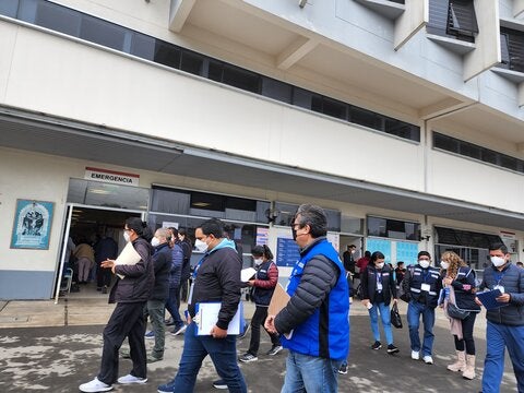 Participantes del curso Evaluación de establecimientos de salud a través de las herramientas Evaluación estratégica del riesgo de emergencias de salud y desastres en establecimientos de salud (STAR-H) e Índice de Seguridad Hospitalaria versión 2 (ISH v.2, en Perú, entrando a hospital.