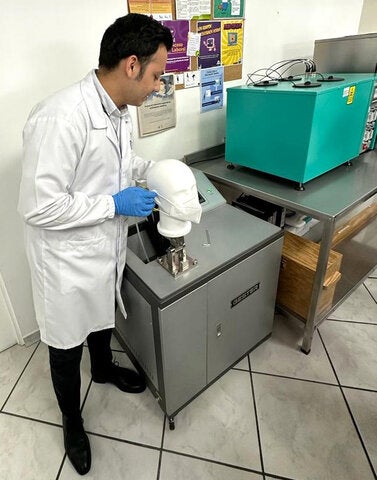 Hombre pone mascarilla a manequín