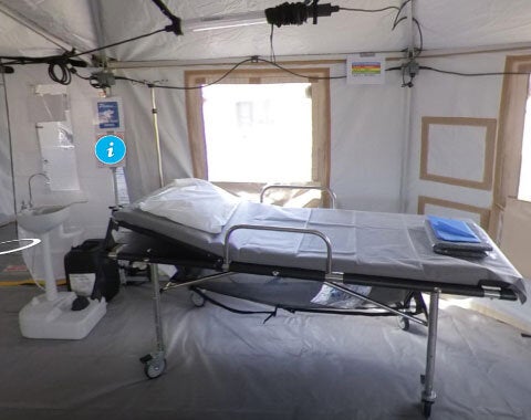 Equipo médico de emergencia (EMT) Barbados. Interior de carpa del hospital. Camilla.