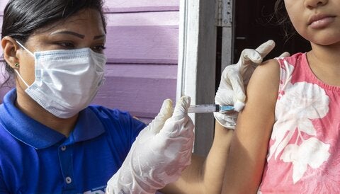 “En Colombia se debe seguir un sistema de vacunación para los hijos y yo digo que eso es bueno, porque ha evitado muchísimas enfermedades”, dijo Natalia, madre de Luciana, de 7 años.  FOTO: Karina Zambrana - OPS/OMS
