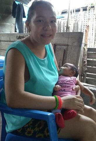 Madre primeriza agradece apoyo de colaboradora voluntaria