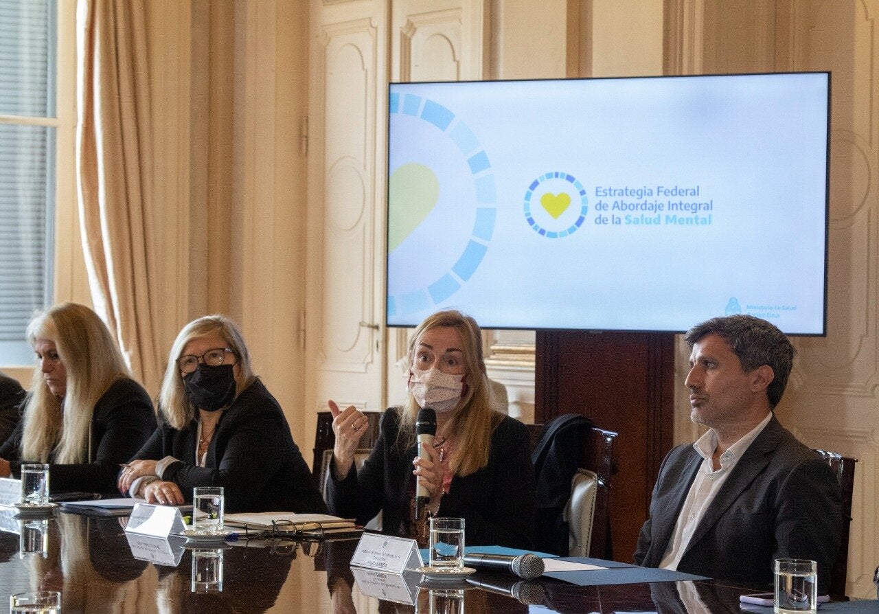 Representante de OPS/OMS en Argentina, Eva Jané Llopis, durante la reunión