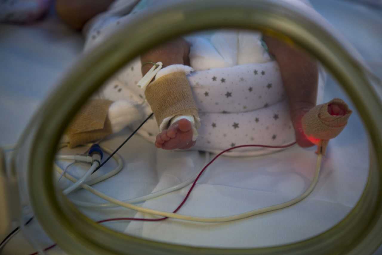Bebé en incubadora