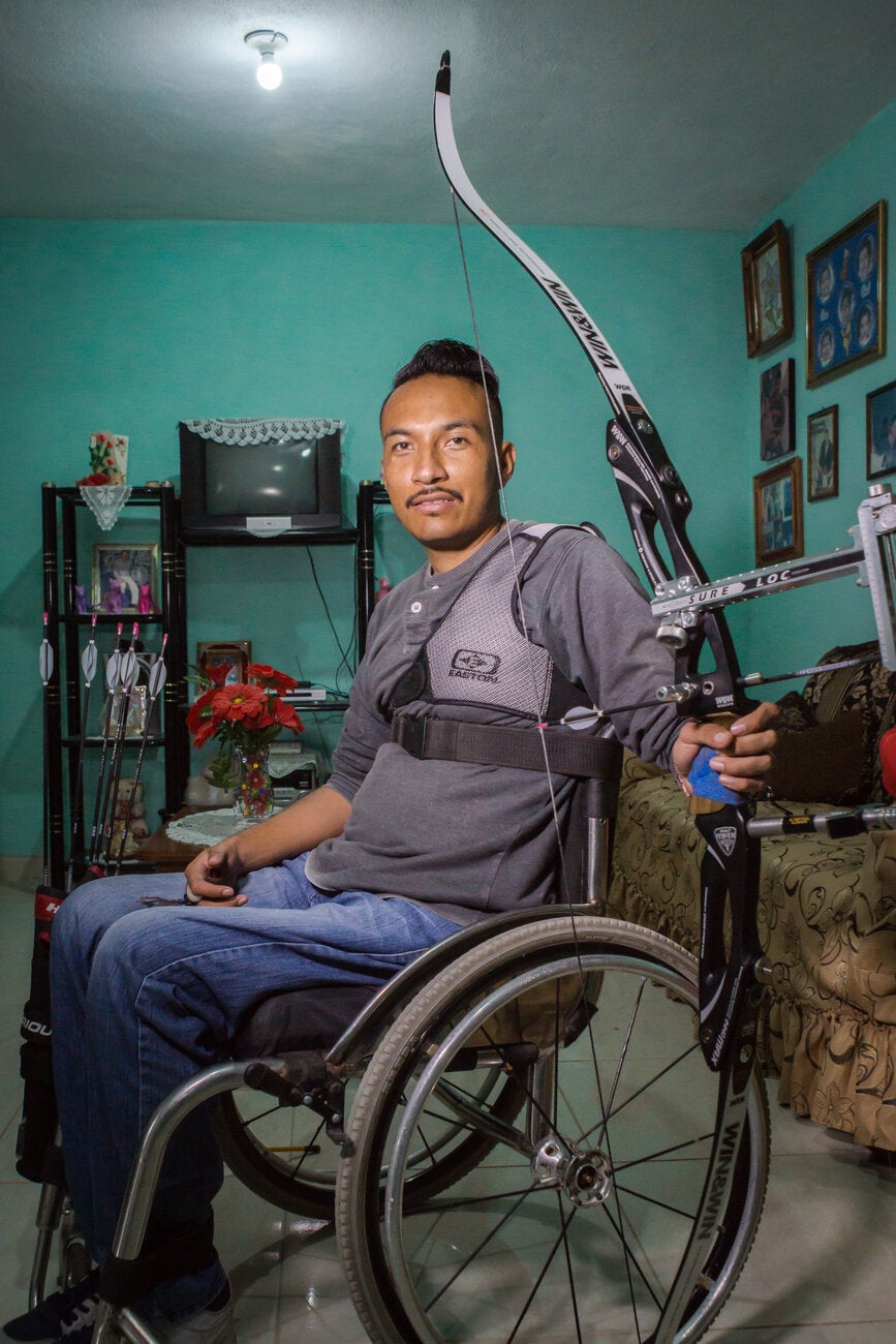 Ricardo Rangel con su arco