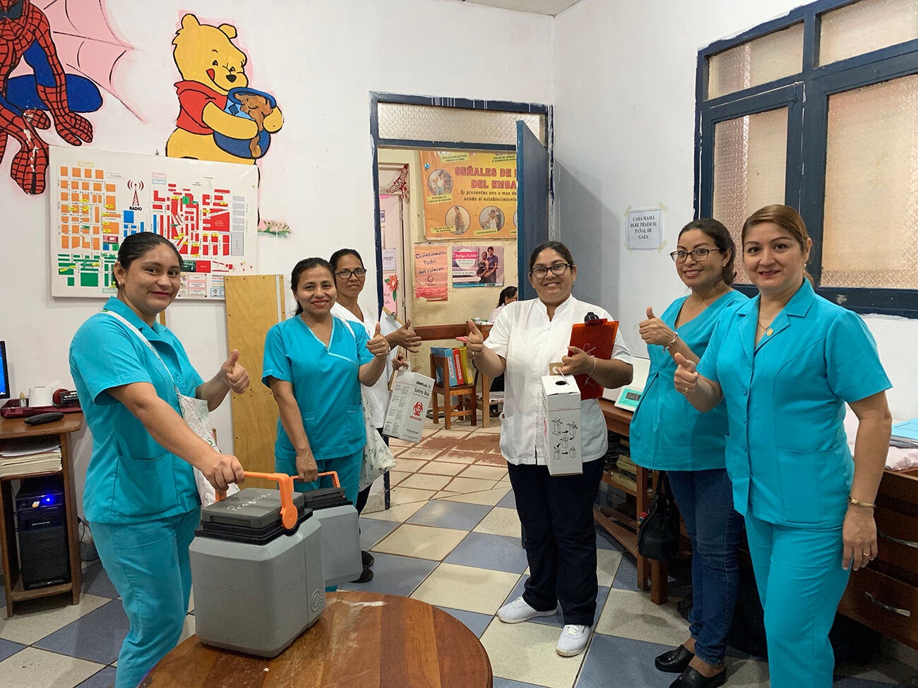 Equipo de enfermeras se prepara para vsisitar a madres en Loreto, Peru