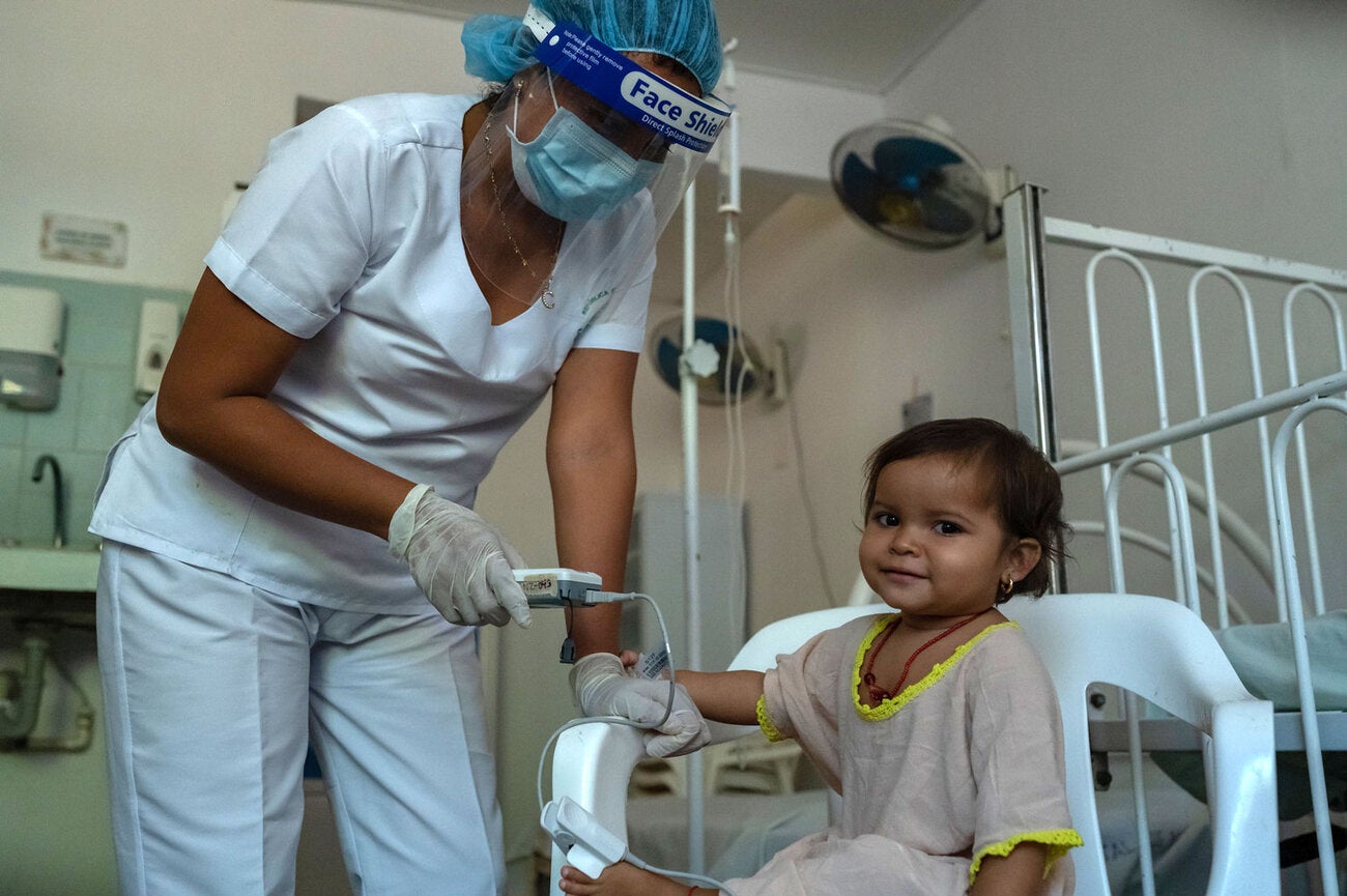 Niña recibe atención médica