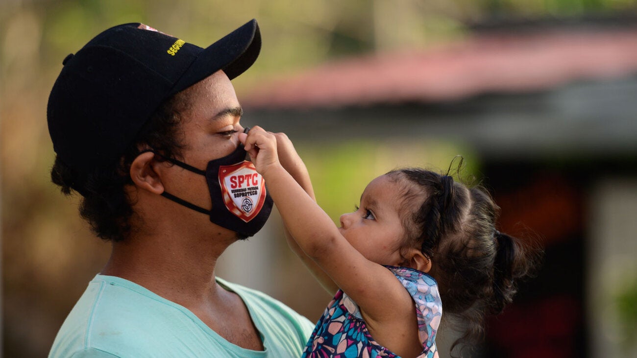 Nina Coloca Tapabocas a Persona