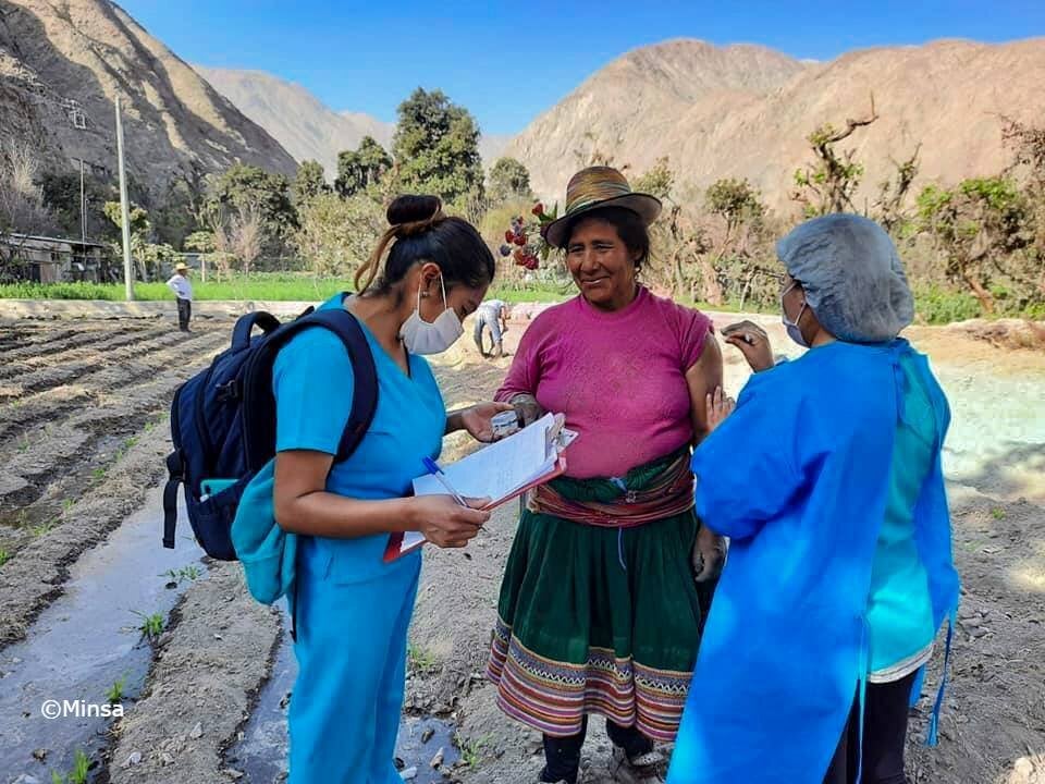 enfermeras colocan vacuna en el campo