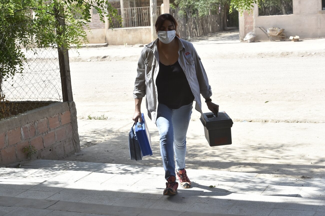 Jaqueline Bazzana, referente del INTA, arribando a la escuela donde funciona la estación de monitoreo