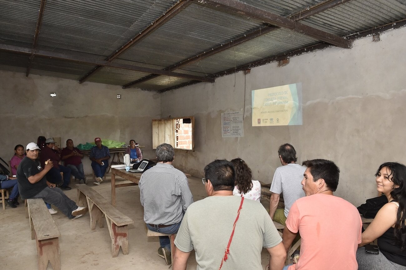 Referentes y comunidades asistiendo a la capacitación brindada por Enzo Romero