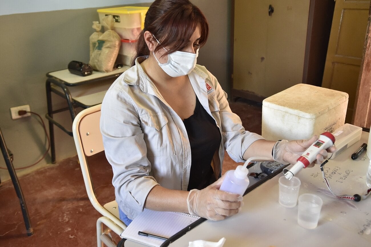 Jaqueline Bazzana realizando análisis de la calidad del agua con el equipamiento donado por OPS