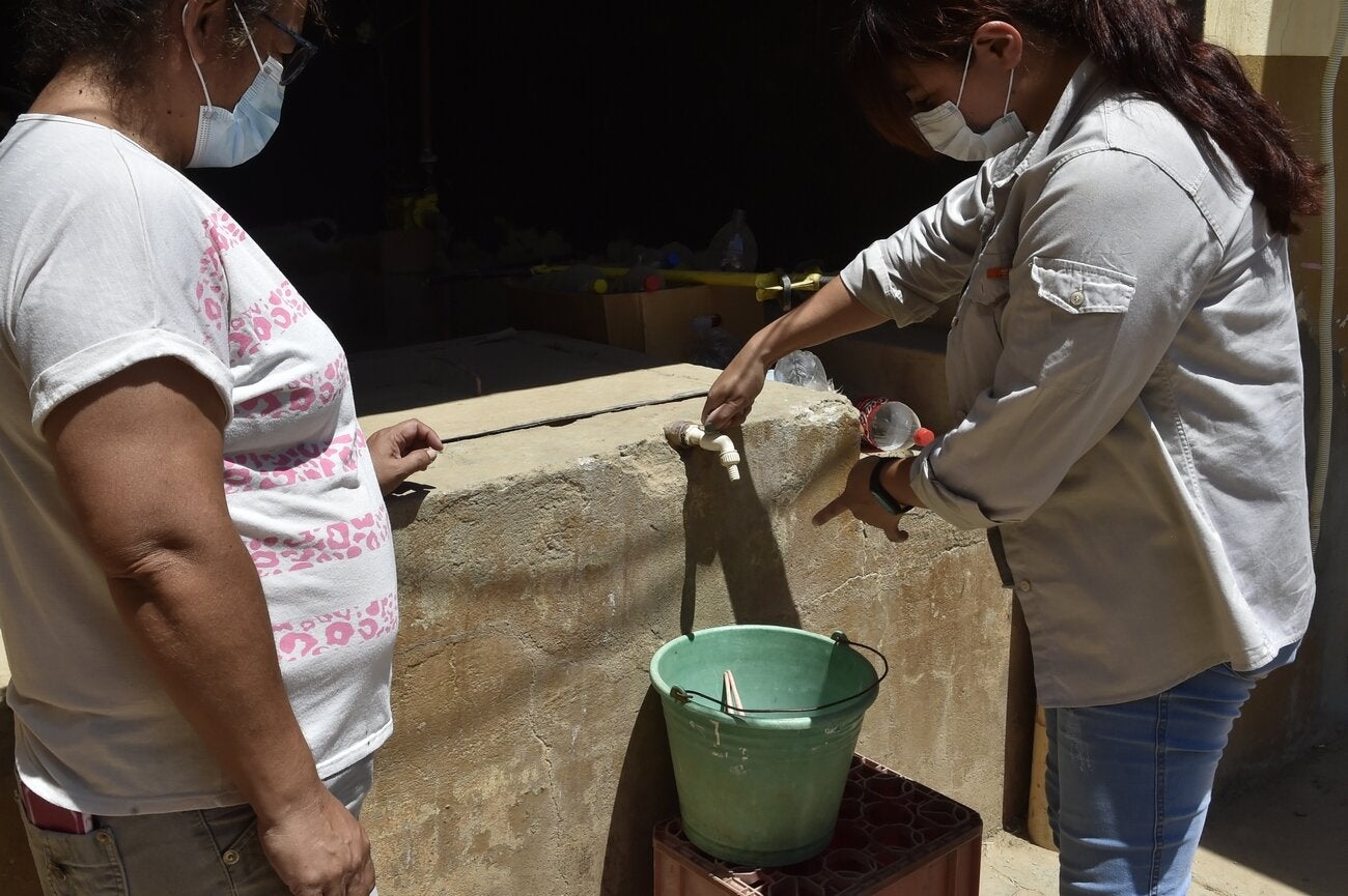 Jaqueline trabajando en territorio, junto a las poblaciones de la zona