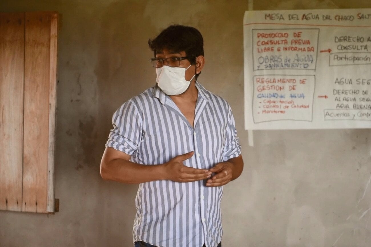 Enzo Romero, referente de Fundapaz, brindando una capacitación a las comunidades de la zona