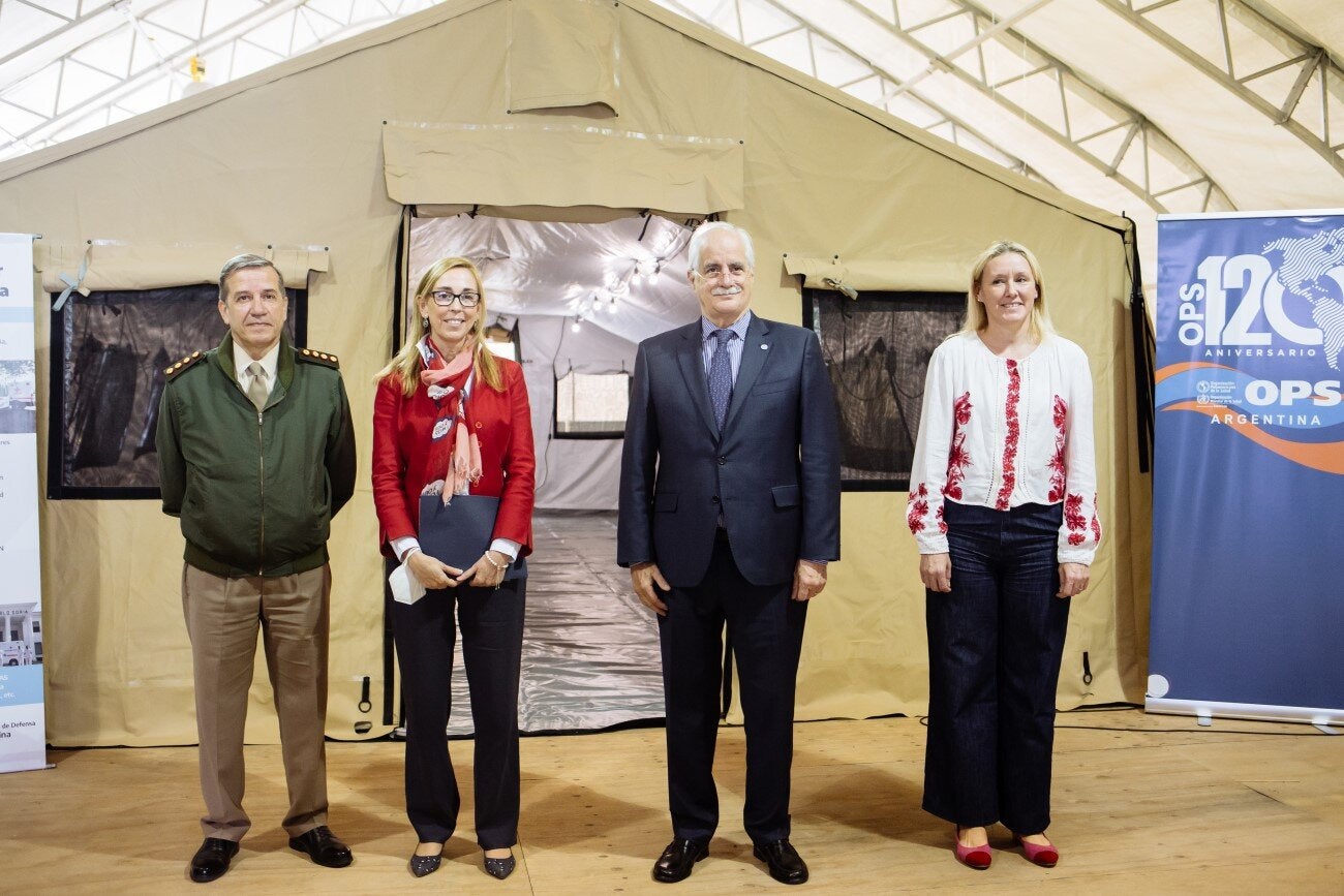 Representatives from PAHO/WHO and the Ministry of Defense during the delivery of the equipment 